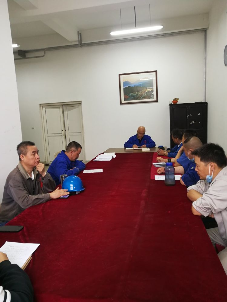 機(jī)加裝配黨支部召開(kāi)全體黨員大會(huì)，組織主題教育學(xué)習(xí)。