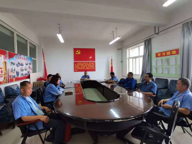 運(yùn)輸采供黨支部召開(kāi)黨員大會(huì)，組織主題教育集中學(xué)習(xí)。